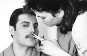 pettine baffi Freddie Mercury